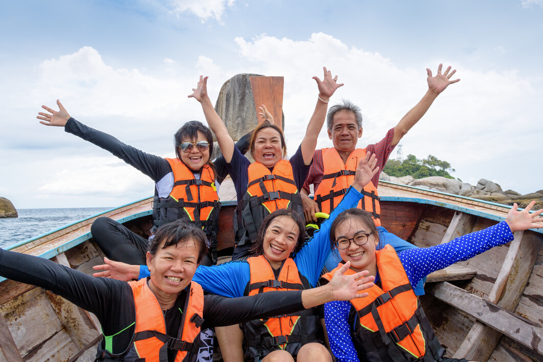 Traveler group that are large  enjoy on the boat